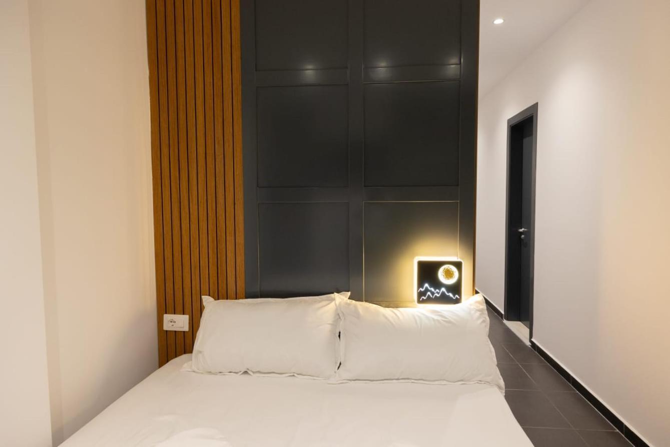 Aglon Twin'S Hotel Вльора Екстер'єр фото