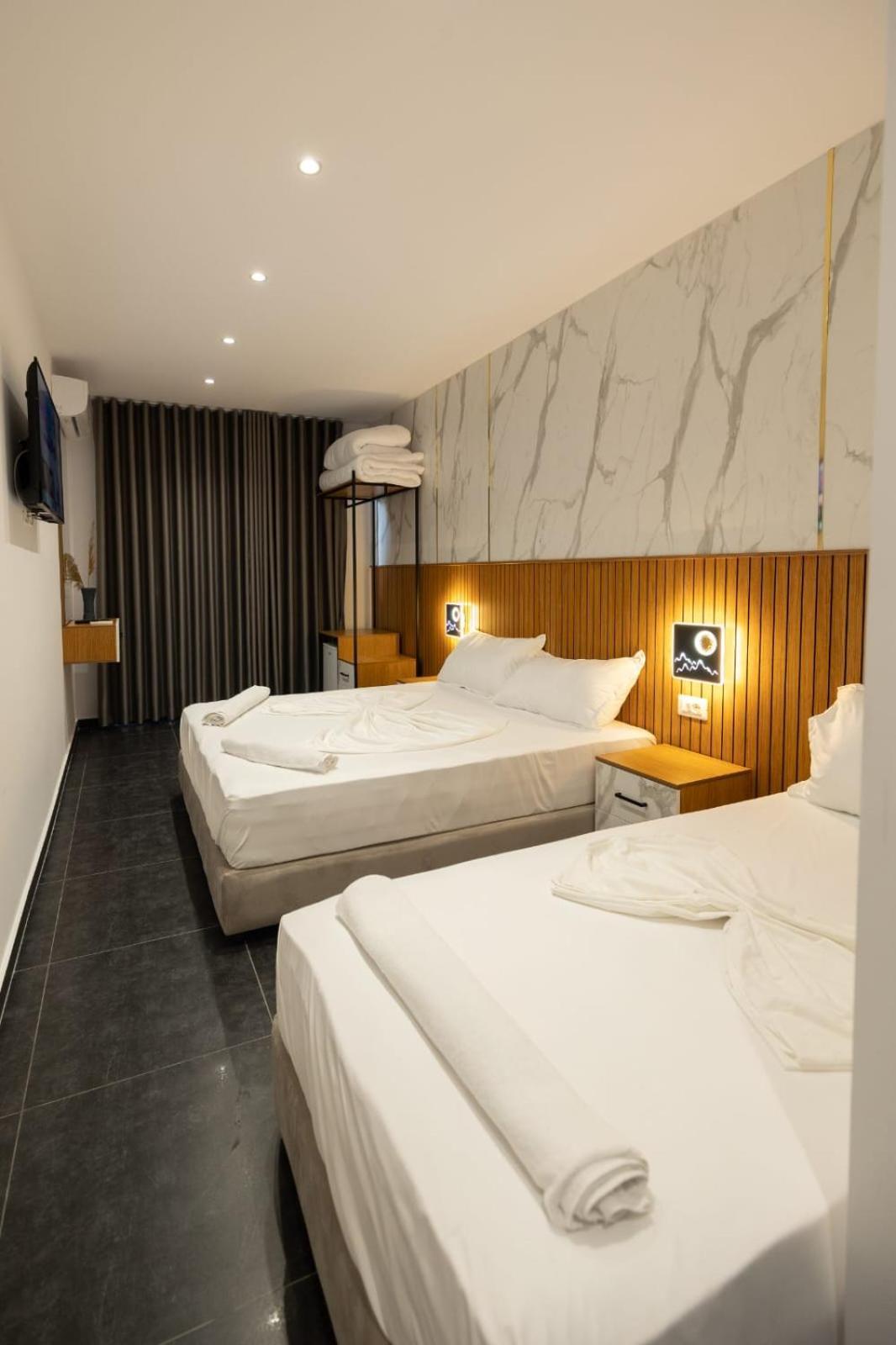 Aglon Twin'S Hotel Вльора Екстер'єр фото