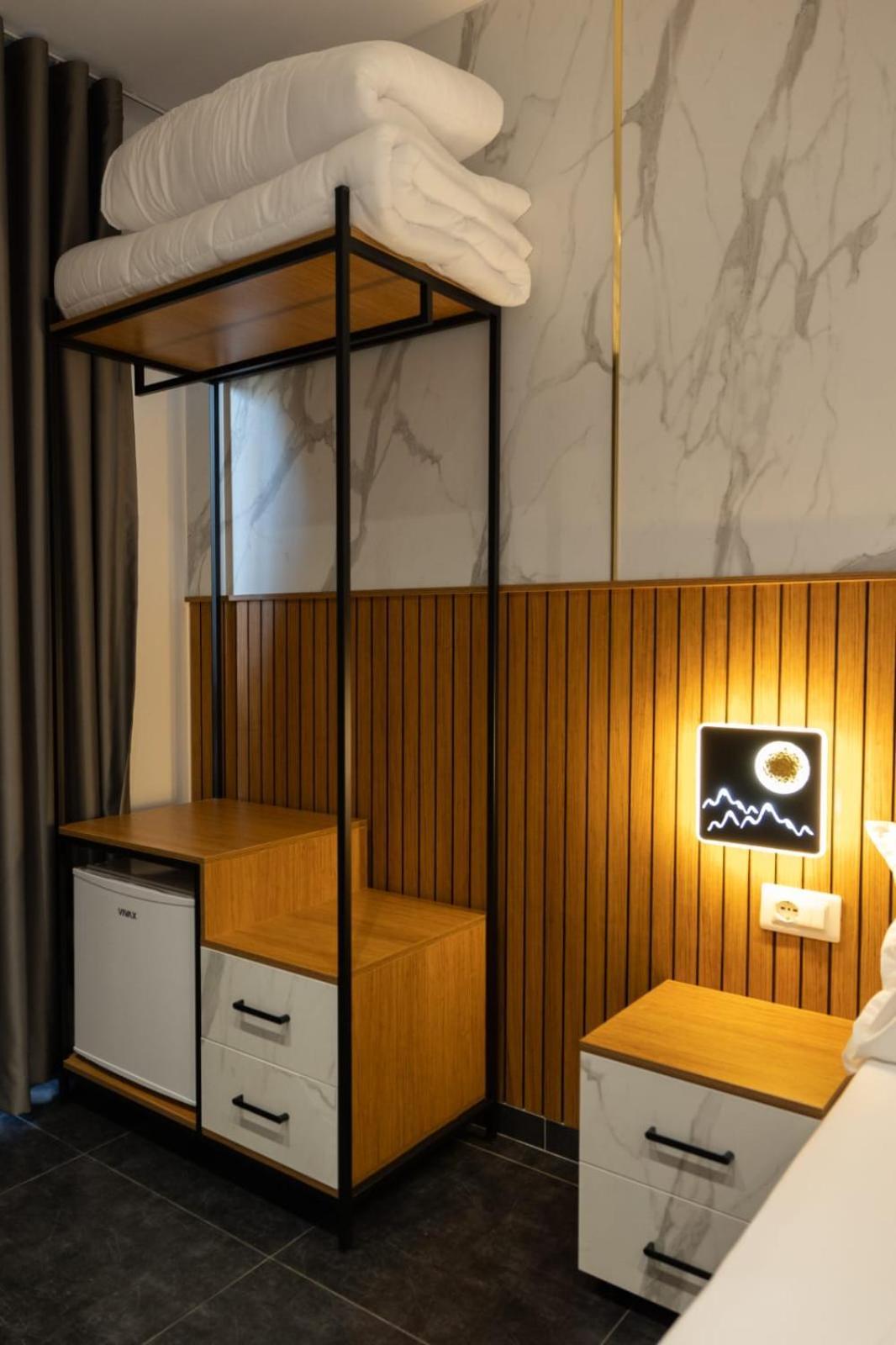 Aglon Twin'S Hotel Вльора Екстер'єр фото